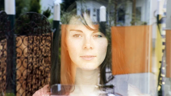 Portret kobiety patrzącej przez okno — Zdjęcie stockowe