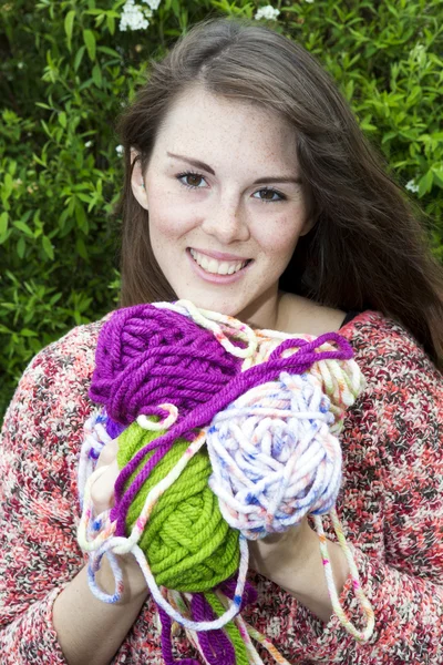 Jeune femme avec balle de laine — Photo