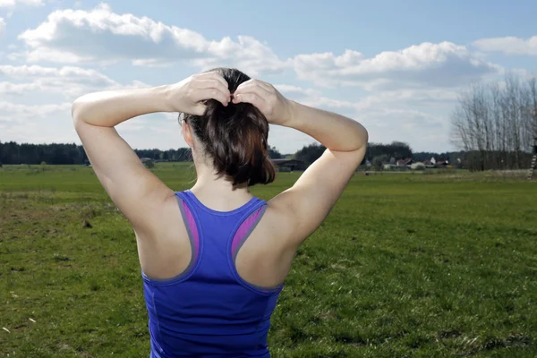 Parte posteriore della donna con coda di cavallo all'aperto — Foto Stock