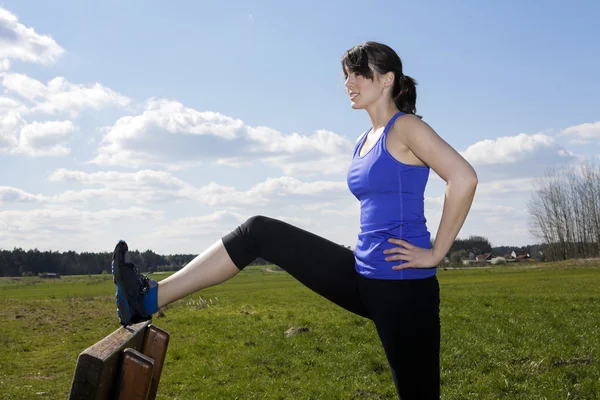 Young woman doing sport outdoors — Stock Photo, Image