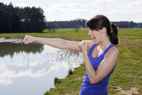 Tânără femeie în aer liber în boxing pose — Fotografie, imagine de stoc