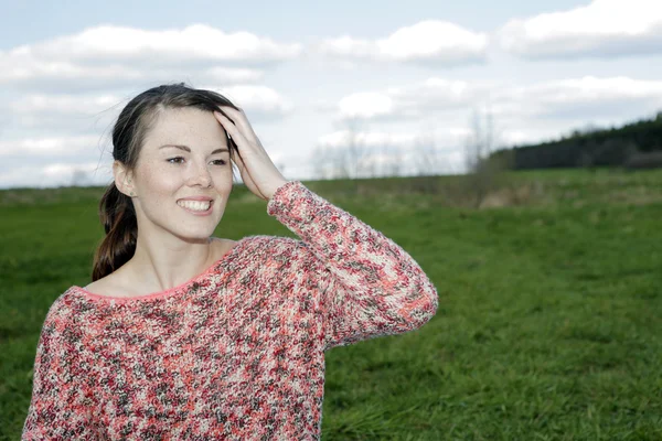 Portret van een jonge vrouw buiten — Stockfoto