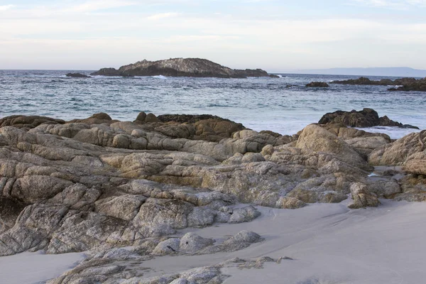 Playa con rocas y olas azules — Foto de Stock