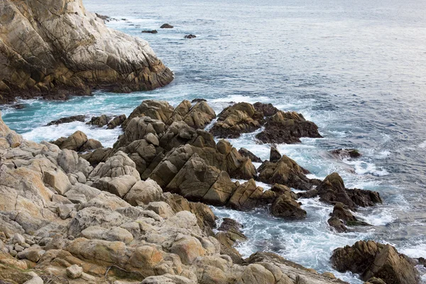 Cliffs and waves — Stock Photo, Image