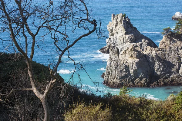 Kayalıklarla ve masmavi bir deniz sahil şeridine — Stok fotoğraf