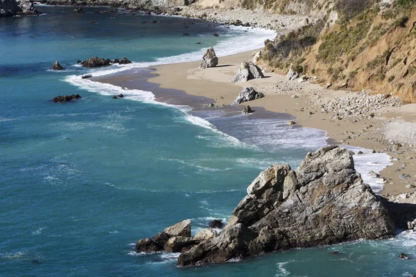 Coastline with cliffs and blue water — Stock Photo, Image