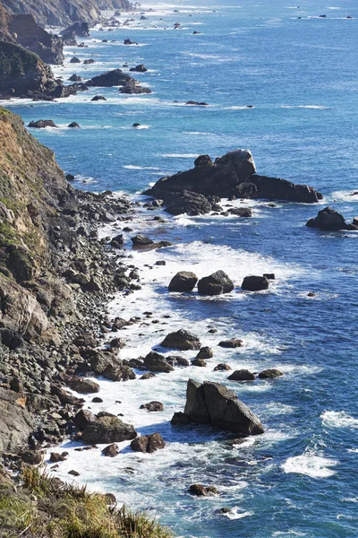 Coastline with cliffs and blue waves — Stock Photo, Image