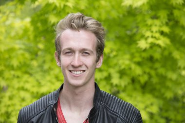 deri ceketli genç adam