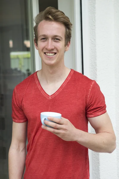 Joven hombre rubio con una taza —  Fotos de Stock