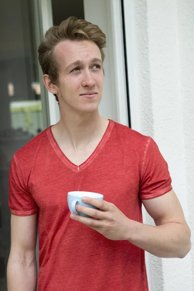 Joven hombre rubio con una taza —  Fotos de Stock