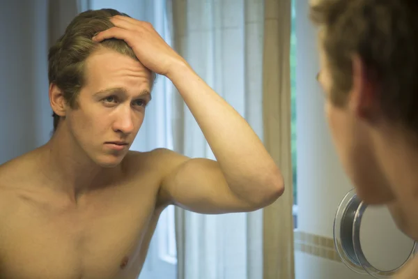 Blonder Mann im Badezimmer — Stockfoto