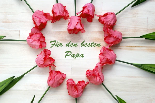 Forma de corazón de flores con texto alemán: Fuer den besten Papa (f —  Fotos de Stock
