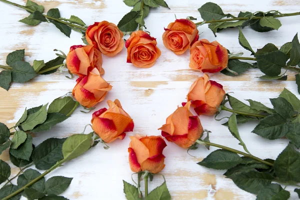 Heart of roses on wood — Stock Photo, Image