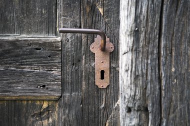 Antika kapı kolu olan eski ahşap giriş kapısı.
