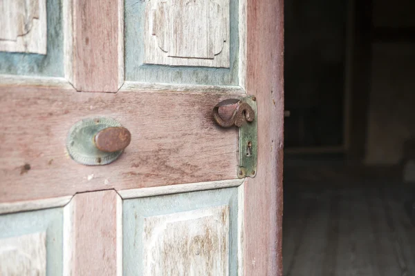 Porta de entrada de madeira velha com alça de porta antiga — Fotografia de Stock