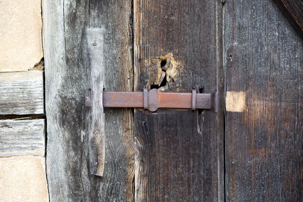 Close-up de uma velha porta do celeiro de madeira rústica — Fotografia de Stock