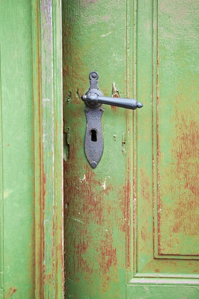 Vieille porte d'entrée en bois avec poignée de porte antique — Photo