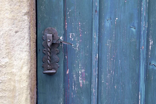 Porta de entrada de madeira velha com alça de porta antiga — Fotografia de Stock