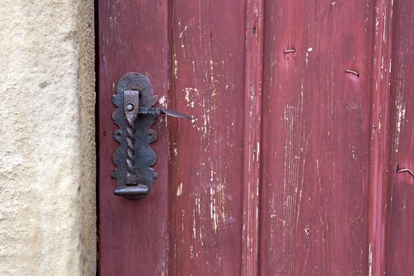 Staré dřevěné vstupní dveře se starožitnou klikou — Stock fotografie