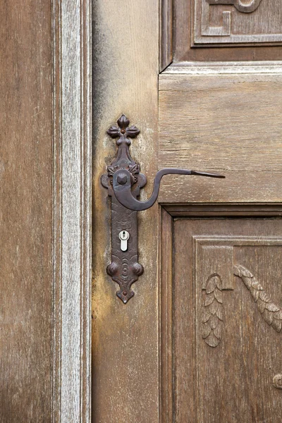 Gammal trädörr med antikt dörrhandtag — Stockfoto