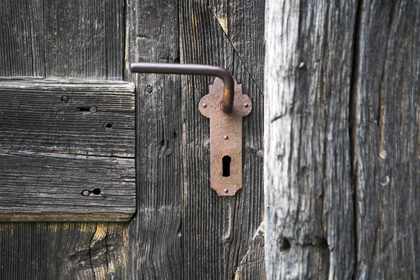 Old wooden entrance door with antique door handle — Stock Photo, Image