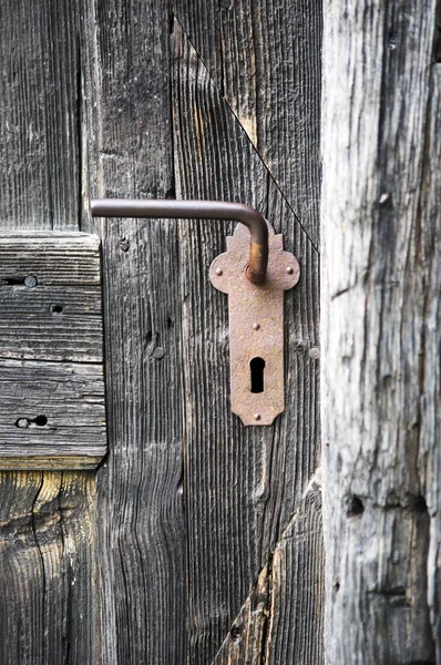 Old wooden entrance door with antique door handle — Stock Photo, Image