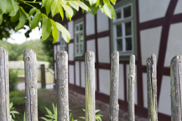 Drewniane ogrodzenie z przodu z stary dom — Zdjęcie stockowe