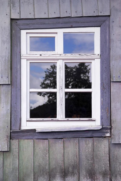 Fenêtre d'une vieille maison en bois — Photo