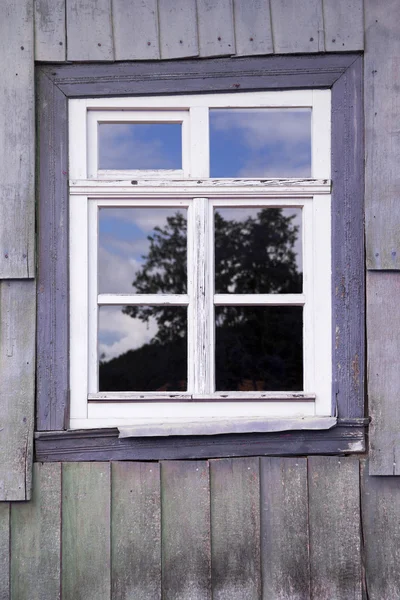 Janela de uma velha casa de madeira — Fotografia de Stock