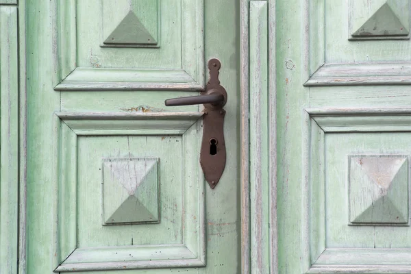 Vieille porte d'entrée en bois avec poignée de porte antique — Photo