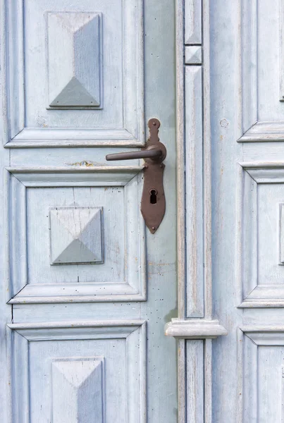 Alte hölzerne Eingangstür mit antiken Türgriffen — Stockfoto