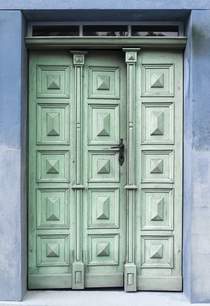 Porta de entrada de madeira velha com alça de porta antiga — Fotografia de Stock