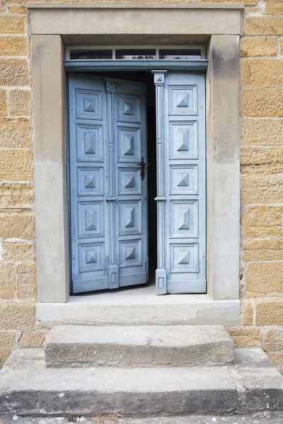 Puerta de entrada de madera vieja con manija de puerta antigua — Foto de Stock