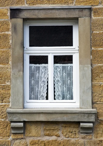 石の家の古い窓 — ストック写真