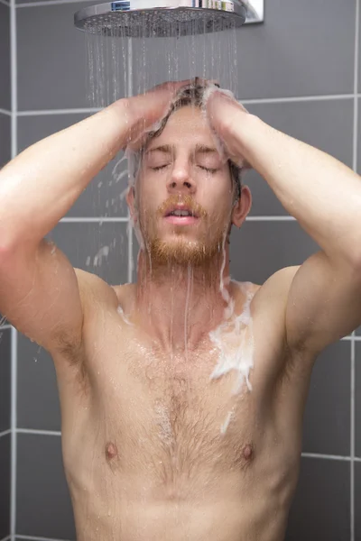Kızıl saçlı adam duş alıyor — Stok fotoğraf