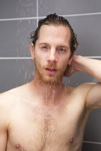 Hombre pelirrojo tomando una ducha —  Fotos de Stock