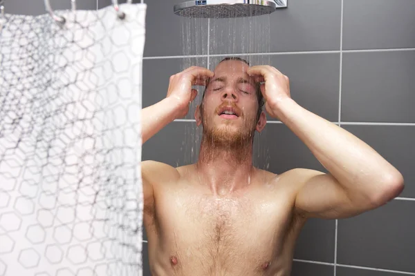 Uomo dai capelli rossi che si fa una doccia — Foto Stock