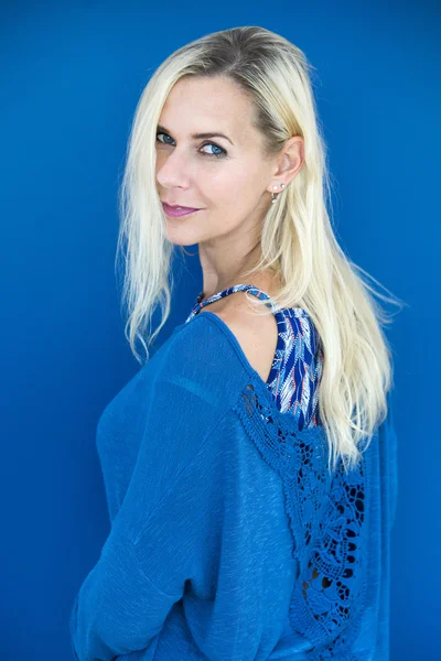 Portrait de femme blonde en pull bleu — Photo