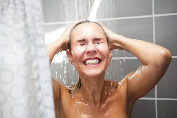 Blonde vrouw die een douche nemen — Stockfoto