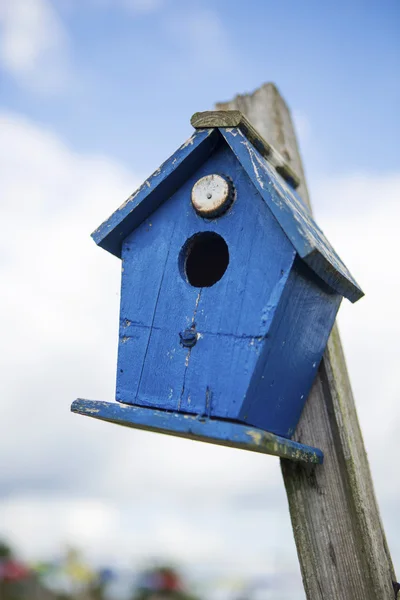 Blauwe vogel huis voor bewolkte hemel — Stockfoto