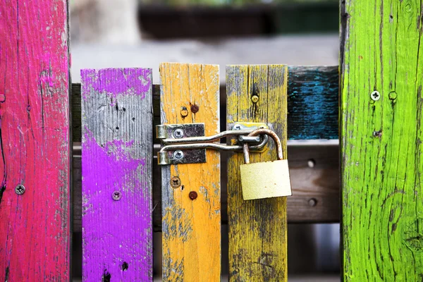 Πολύχρωμο ξύλινο φράχτη με κλειδαριά — Φωτογραφία Αρχείου