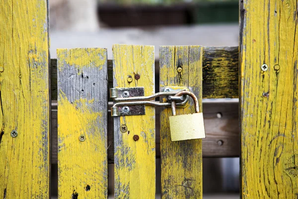 Recinzione in legno giallo con serratura — Foto Stock