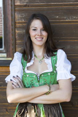 ahşap bir ev karşı yaslanmış dirndl kadında