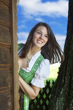 Köşedeki seyir dirndl kadında