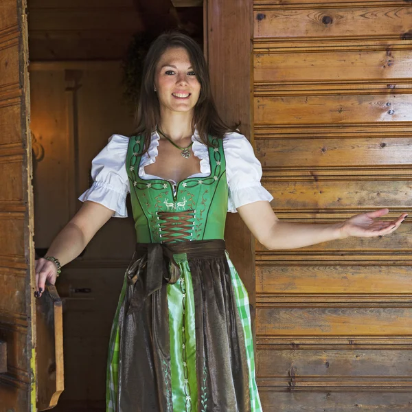 jest kadın dirndl ayakta karşılama ile kapı aralığında