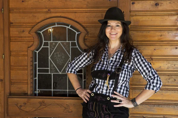 Vrouw in lederhosen en Beierse hoed — Stockfoto