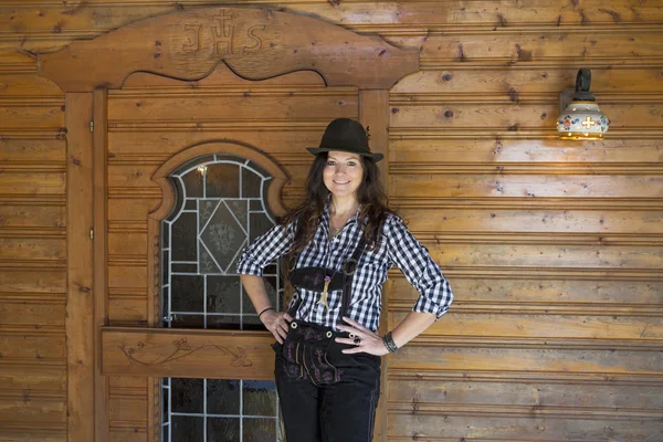 Vrouw in lederhosen en hoed — Stockfoto