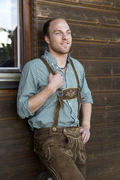 Junger Mann in bayerischen Lederhosen — Stockfoto