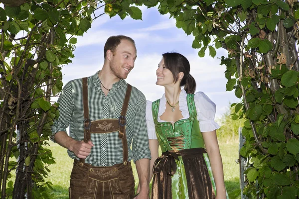 Bavyera çift ayakta bir ağaç altında