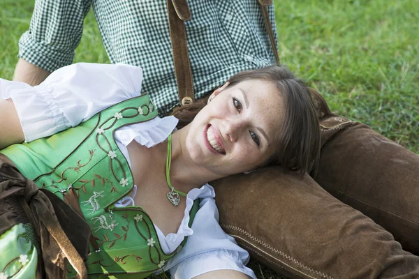 Coppia bavarese seduta sull'erba — Foto Stock